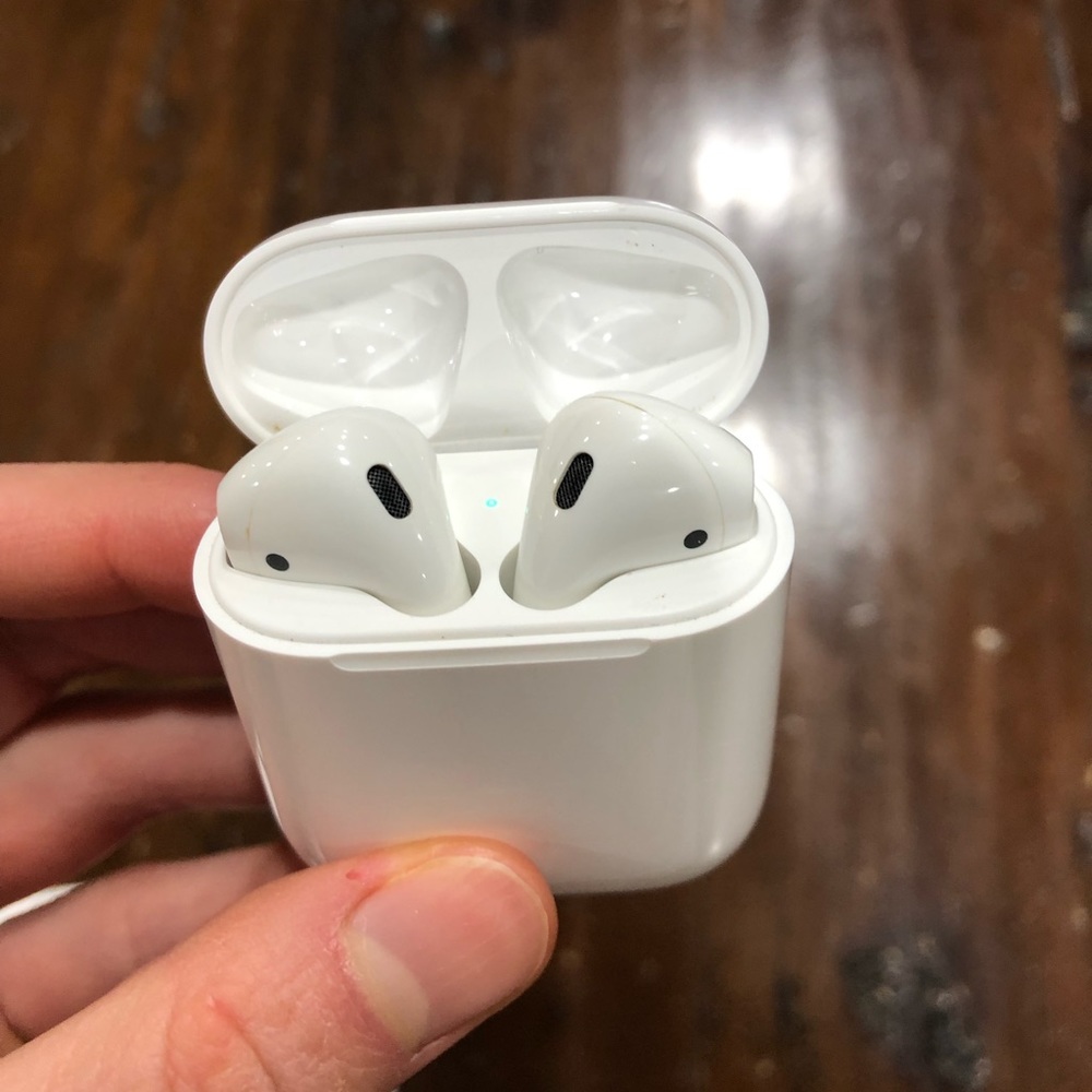 Apple AirPods - Picture 2 of 12